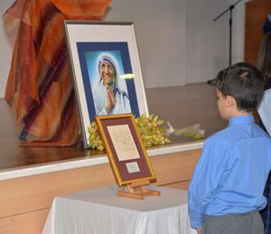 Student praying to Mother Teresa