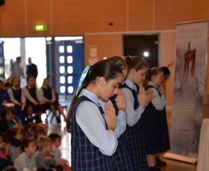 stage 3 girls praying