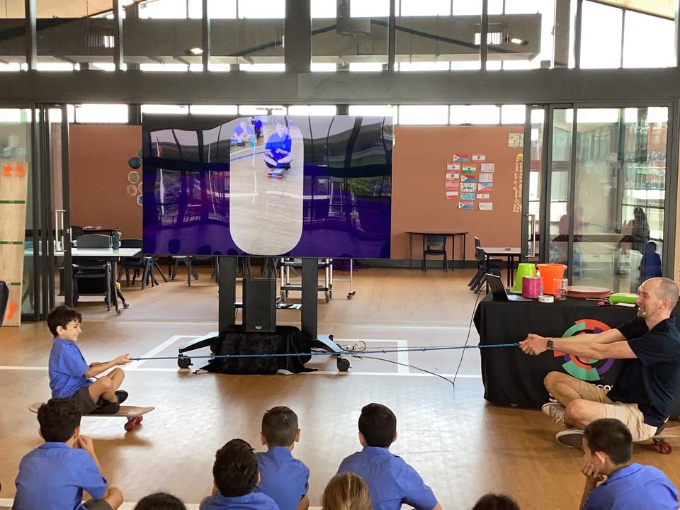 868233255322817_1246385700840902-1