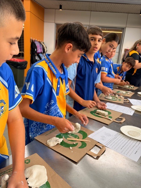 868233255322817_1352857963527008-1